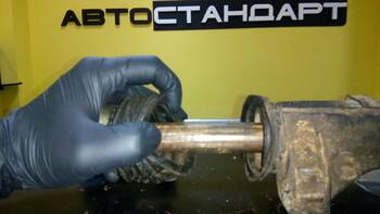 Фото Осматриваем пыльники рулевой рейки на наличие механических повреждений.